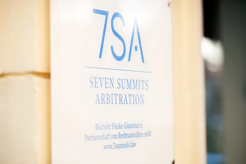 Mockup der Kommunikationsmaterialien von Seven Summits Arbitration